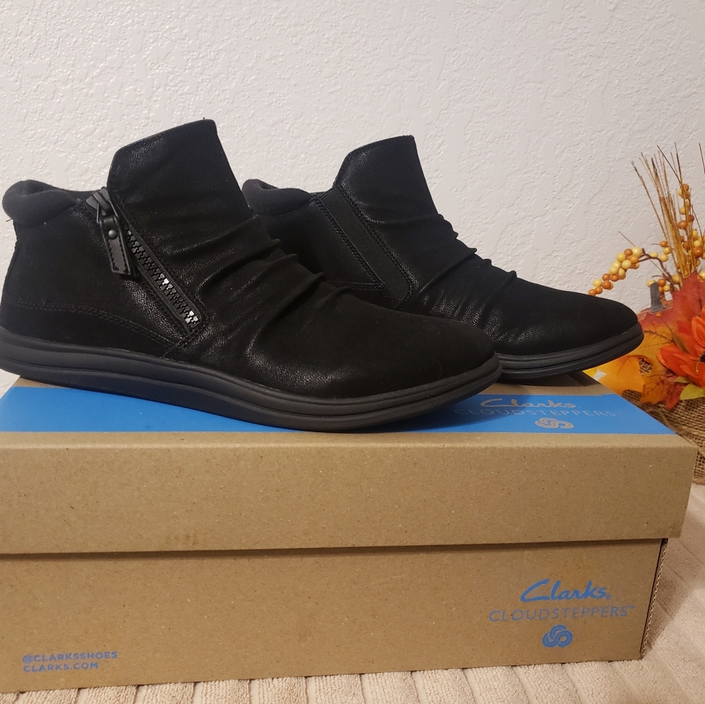 Clarks Women's Black Cloudsteppers Breeze Range Ankle Booties, Size 10 Boots